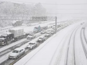 Nieva en el sur de EU; la gran tormenta se desplaza al noreste
