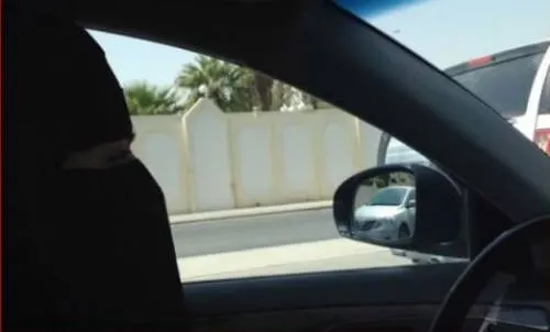 Detienen a sujeto que dejó a una mujer conducir su auto en Arabia Saudí