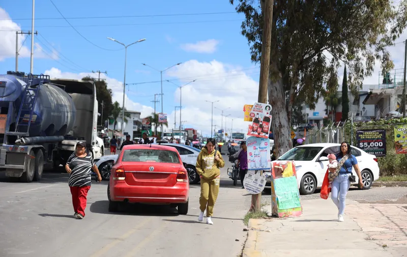 Vecinos bloquean el bulevar Valsequillo: exigen topes y mayor seguridad vial