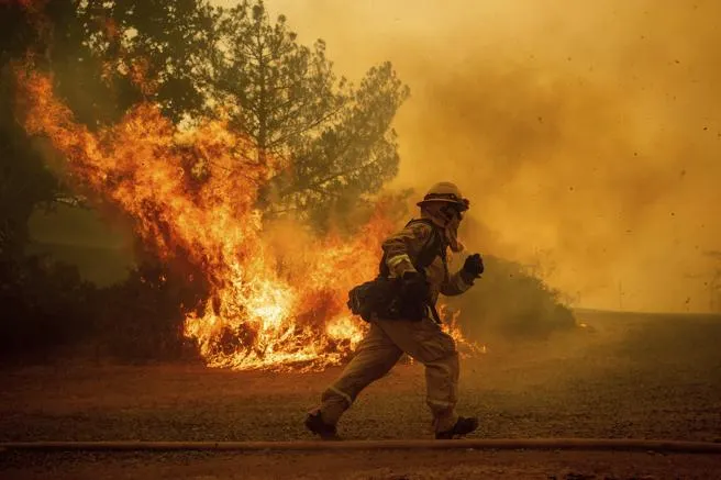 Un bombero trabaja en la extinción del incendio de California