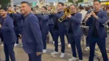 Banda El Recodo causa sensación en el cruce de Shibuya en Japón