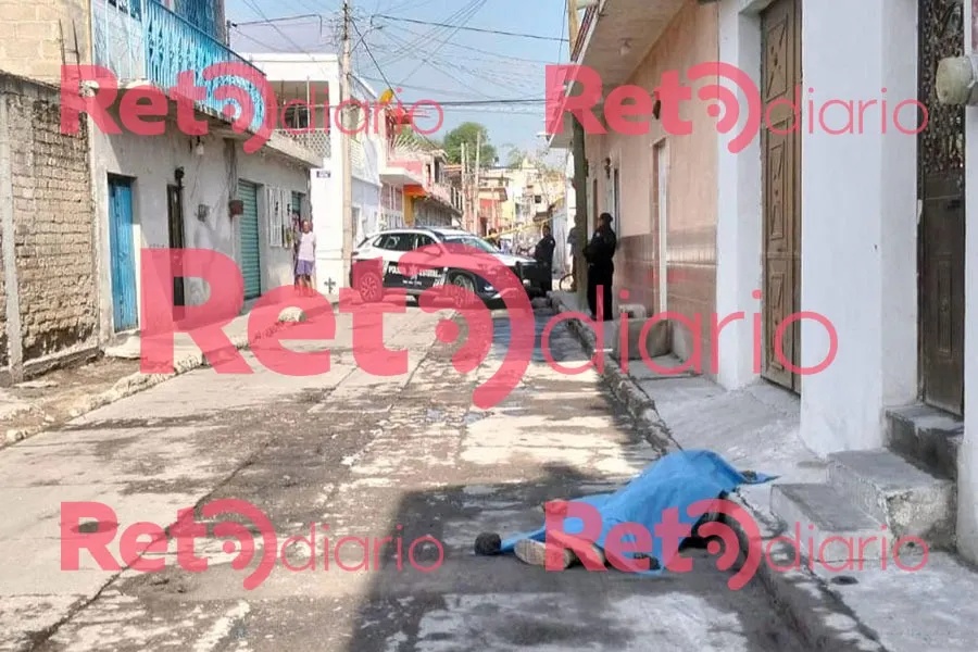 Ejecutan a hombre en pleno centro de Chietla; sicarios en moto logran escapar