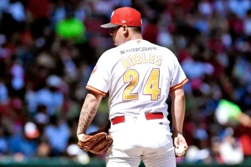 Juan Robles, lanzador de Diablos, mantiene entrenamiento desde casa