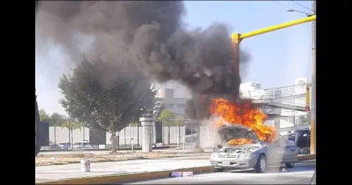 Se incendia vehículo particular frente al CCU