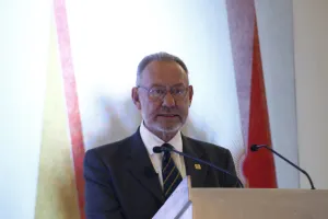 Compartir, meta de graduados Ibero: Fernández Font