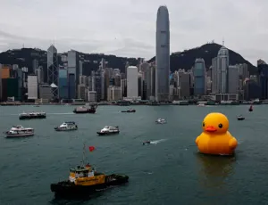 Pato de hule gigante sorprende en Hong Kong