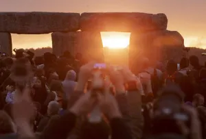 Stonehenge congrega a 23 mil personas por inicio del verano