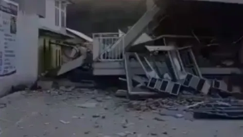 Terremoto de magnitud 7.7 sacude Indonesia y activa alerta de tsunami