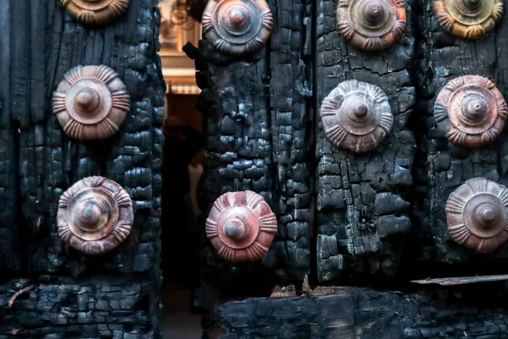 Comienza la restauración del portón norte de la Catedral de Puebla tras acto vandálico