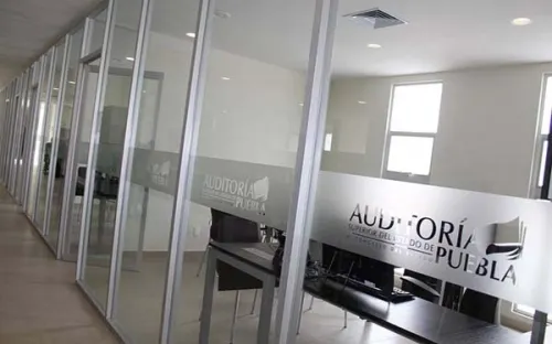 Acusan a la ASE de contratar “ciertos” despachos