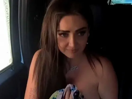 Celia Lora acepta reto de youtuber y se quita sostén en la calle