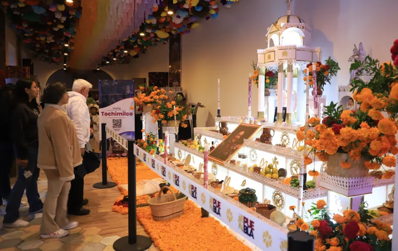 Promueve Turismo altar monumental de Tochimilco en Módulo Turístico de Puebla