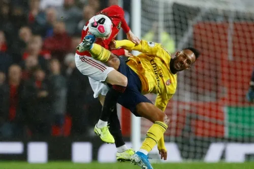 Manchester United y Arsenal empatan 1-1 y dividen puntos en Liga Premier de Inglaterra