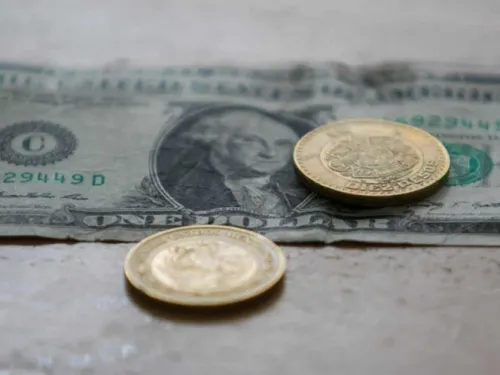 Peso regresa debajo de la barrera de los 24 por dólar