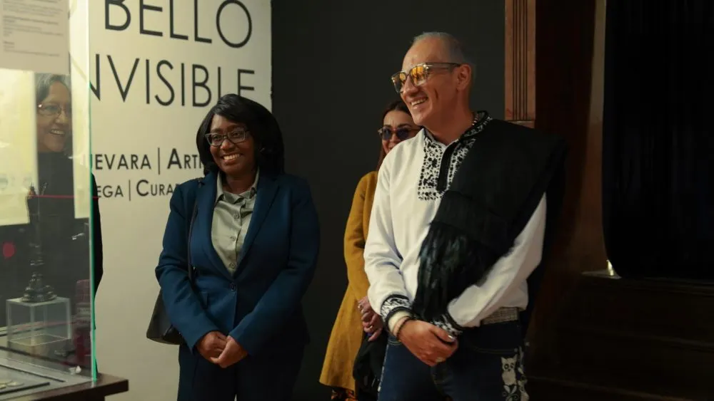 Embajadora de Jamaica visita el Museo José Luis Bello y González para recorrer la exposición “De lo Bello a lo Invisible”
