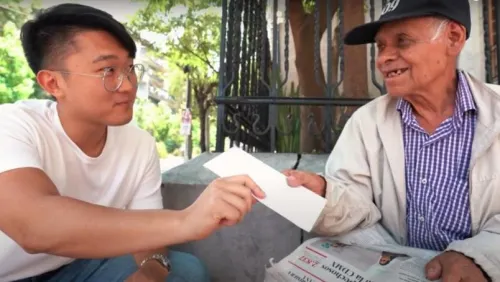 Youtuber regala dinero a vendedores ambulantes en CDMX para que se queden en casa