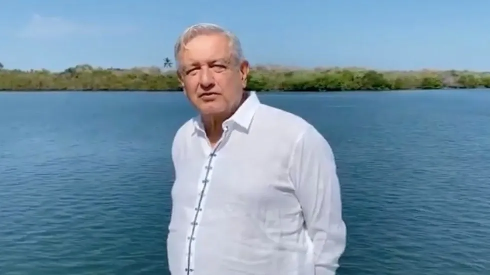 Maestros son parte fundamental de la vida pública de México: López Obrador
