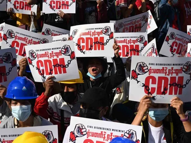Junta militar de Myanmar advierte que manifestantes corren riesgo de recibir disparo en la cabeza si se congregan durante Día de las Fuerzas Armadas