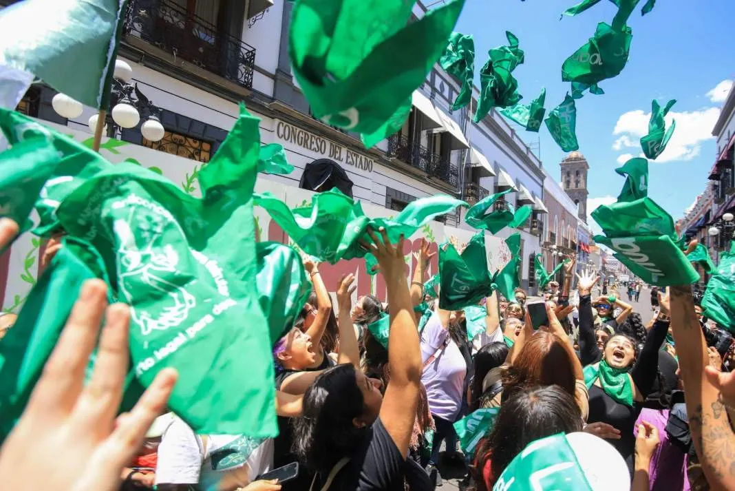 Silvia Tanús Osorio fue un personaje clave para que se pudiera despenalizar el aborto en el ocaso del actual sexenio, pues la ex priista y actual legisladora independiente fue quien dio curso a la iniciativa que se aprobó este lunes, tras dialogar con colectivos feministas y sin hacer “ruido” del proyecto, pera evitar que fuera bloqueado, frenado, tal como ocurrió en cuatro ocasiones al largo de los últimos seis años. Sin duda alguna el factor decisivo provino de Alejandro Armenta Mier, el gobernador electo de Puebla, quien aportó la voluntad política para quitarle “el freno de mano” que había en el Congreso del estado al tema de la interrupción legal del embarazo. Un bloqueo que se había venido ejerciendo de manera permanente por la mayoría de los legisladores de Morena y el PT, que incongruente actuaban en contra del ideario de la 4T y acababan cerrando filas con la derecha poblana. Una actitud que les fue siempre dictada desde el Poder Ejecutivo estatal. Al final debe quedar claro que la aprobación del derecho de las mujeres a decidir sobre su cuerpo, acerca de la maternidad, es un logro que únicamente corresponde a los colectivos feministas que dieron mil batallas a lo largo del sexenio que está por acabar. Fue por su persistencia, por llevar el tema a las esferas nacionales y por exhibir la incongruencia de la 4T poblana que legislaba en contra de la agenda de género, que se logró erradicar del Código Penal la sanción contra las mujeres que decidan abortar en las primeras 12 semanas de gestación. Si fuera por las fuerzas políticas de Puebla, incluyendo al PAN, al PRI, al PT y Morena, se hubiera mantenido la resistencia machista a la disposición que, desde hace tres años, dictó la Suprema Corte de Justicia de la Nación (SCJN) de despenalizar el aborto en todo el país. En la entidad, por el contrario, se tiene una Fiscalía General del Estado que ha perseguido a mujeres, como si fueran delincuentes, por ejercer el derecho de interrumpir un embarazo. Hasta hace unas semanas, las fuerzas conservadoras de Puebla presumían que un logro alcanzado era que se había logrado terminar el periodo gubernamental estatal sin permitir que avanzara el tema del aborto, luego de que se tuvo una de las etapas en que hubo mayor insistencia en que se reformara el Código Penal en la materia. Lo que no percibió el PAN y la iglesia Católica es que surgieron dos factores fundamentales, para que en el último suspiro del sexenio el tema diera un vuelco de 180 grados. El primero, sin duda alguna, fue la estrepitosa derrota electoral de la derecha en los comicios del pasado 2 de junio. El fracaso en las urnas ha llevado al PAN una profunda crisis que se expresa en un fuerte enfrentamiento entre las facciones del albiazul, que se culpan de la debacle electoral y se están disputando el control del partido. Eso llevó a que el panismo poblano mostrara una pobre, raquítica, capacidad de movilización de las fuerzas vivas de la derecha en contra de la reforma del aborto.