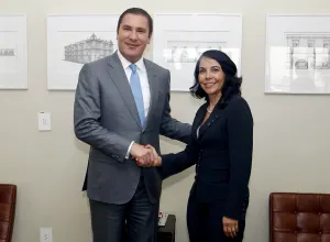 Sostienen reunión gobernador y funcionaria del SJP