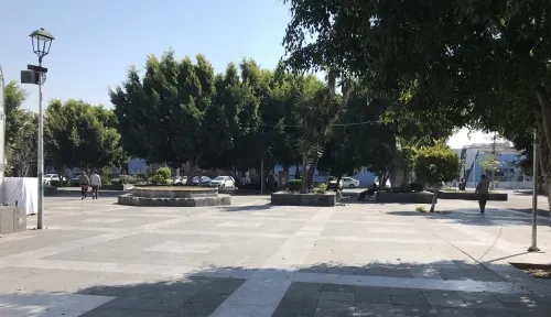 Por no contar con permisos, decomisan mercancía a vendedores instalados en Parque del Carmen