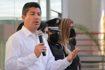 Va Eduardo Rivera por paraderos con WiFi y cámaras de vigilancia