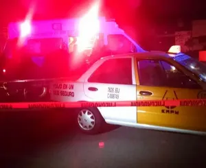 Taxistas propinan golpiza a asaltante
