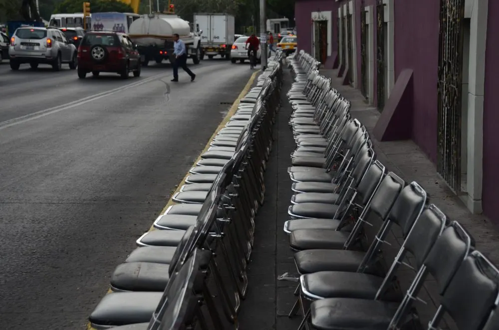 Instalación de sillas y gradas 5 de Mayo