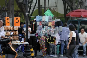 Urgen comerciantes establecidos a solucionar problema de ambulantes