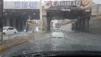 Lluvia inunda paso a desnivel de Lomas de Angelópolis y genera tráfico intenso en la zona