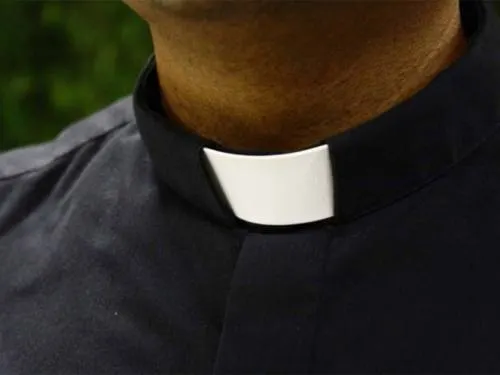 Arrestan 6 sacerdotes acusados de maltrato y abusos en Francia