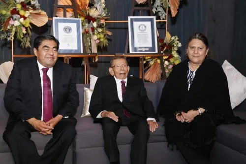 Acude gobernador Miguel Barbosa a la celebración de 50 años de Tribuna Radiofónica