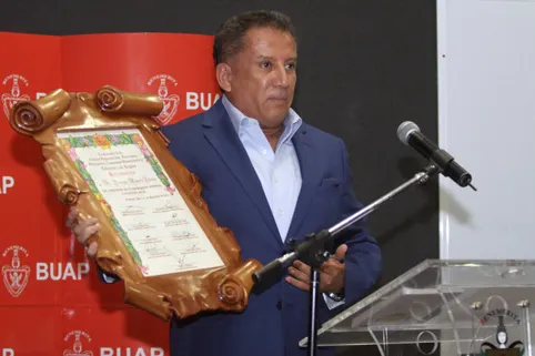 Empresarios y alcaldes de la región de Tehuacán entregan reconocimiento a EAI