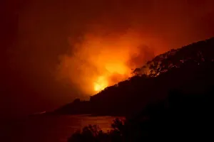 Incendio en Australia destruye al menos 60 viviendas