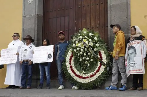 Marcha la 28 de octubre, colocan ofrenda floral en memoria de la hija de “Simitrio”