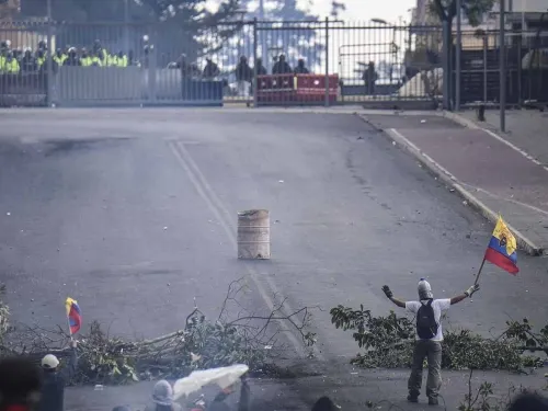 Policías y manifestantes se enfrentan en calles de Ecuador