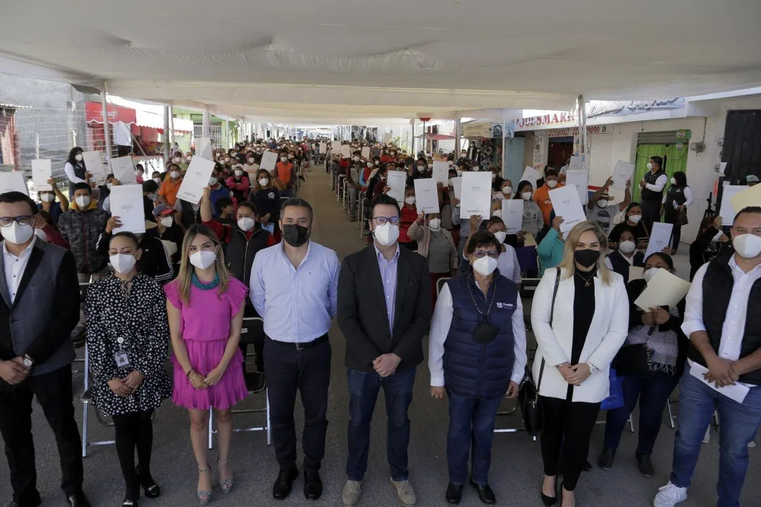 Ayuntamiento, gobierno federal y estatal entregan más de 500 escrituras a familias poblanas