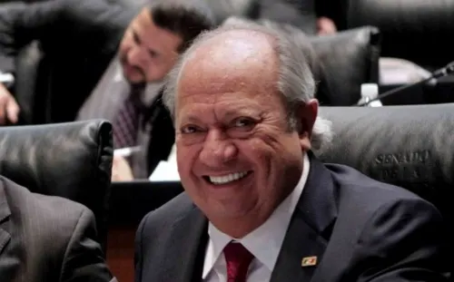 Juez admite a trámite amparo de Romero Deschamps contra bloqueo de cuentas