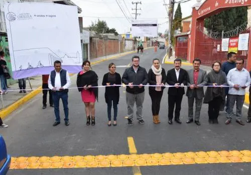 Entrega Luis Alberto Arriaga pavimentación de calle Revolución en Momoxpan