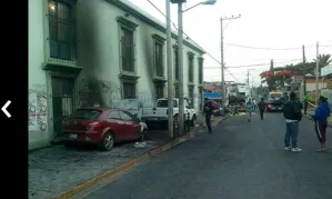 Incendian vehículos frente a hotel de la sección 22 de Oaxaca