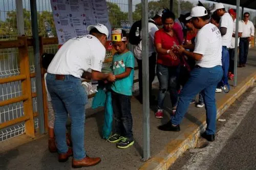 Integrantes de nueva caravana inician solicitud para entrar a México