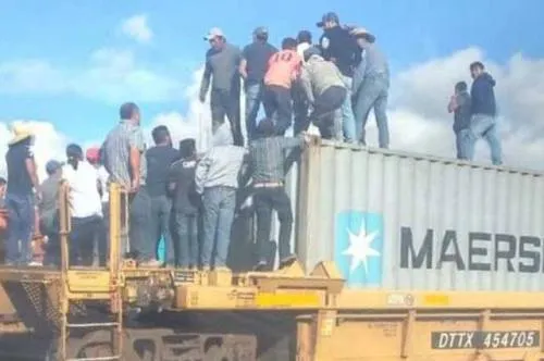 Pobladores de Tezuapan saquearon tren de carga