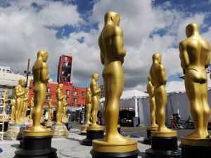 Los Oscar se preparan para una alfombra roja pasada por agua