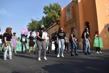 En performance por el 8M, policías se burlan de mujeres violentadas