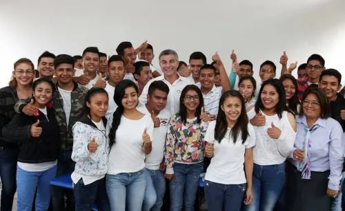 Tony Gali fortalece la producción y comercialización del mezcal