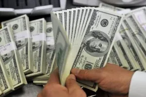 Dólar en el AICM se vende hasta en 19.20 pesos