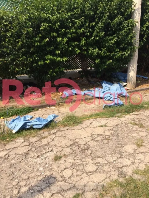 En plena pandemia arrojan cubrebocas y batas usadas