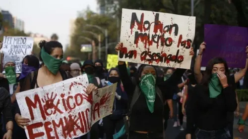 Protegen negocios previo a marcha por violencia contra la mujer