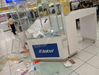 Grupo armado rompe vitrinas y roba celulares en tienda Coppel de Chapulco