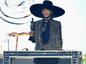 Beyoncé recibe el premio Icono de la Moda